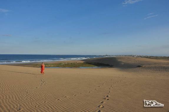 No fim de tarde, a Ana sobe em duna de Cabo Polonio, no litoral do Uruguai